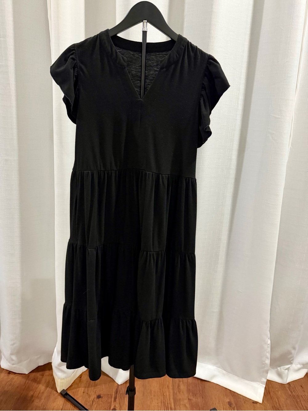 Casual-Black Tiered V-Neck Women's Midi Dress Size Medium